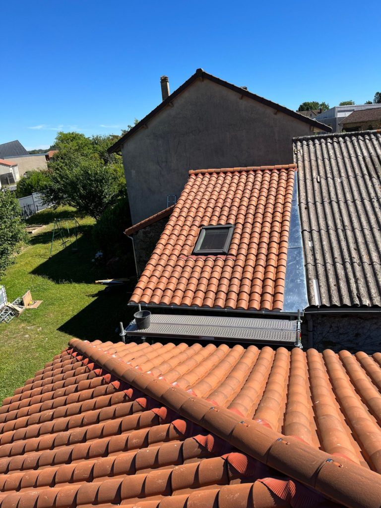 Toit avec fenêtre de toit Velux pour plus de luminosité réaliser par nos experts Charpentier Couvreur