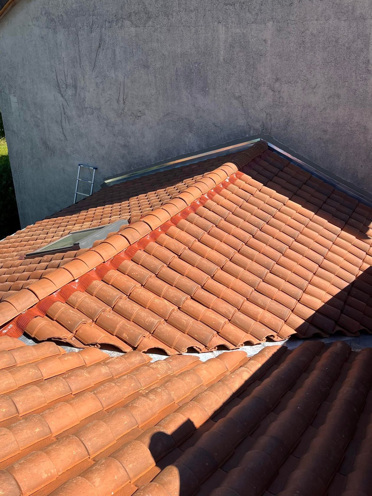 Réalisation d'un chantier de couverture avec écran sous-toiture réaliser par nos experts Charpentier Couvreur