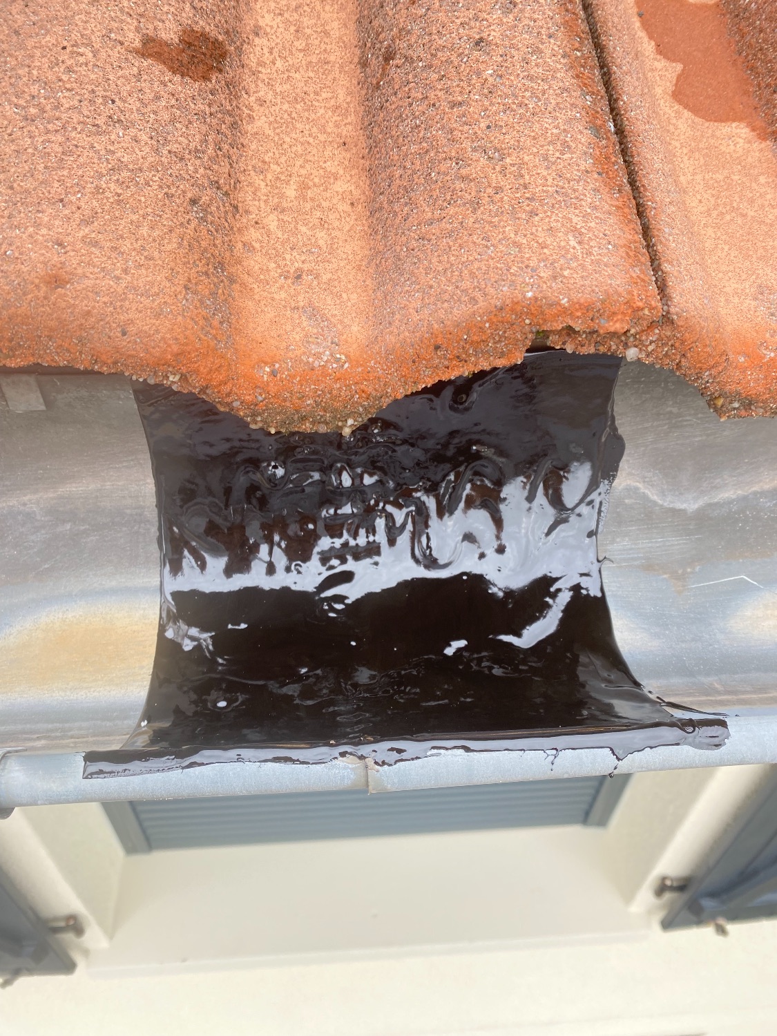 Réparation de gouttière en zinc avec goudron d’étanchéité à Limoges