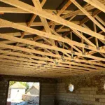 Pose d'une nouvelle charpente en bois et couverture par DGC Couverture dans une maison en rénovation à Limoges.