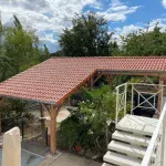 Nouvelle couverture en tuiles installée sur un abri en bois par DGC Couverture à Limoges.