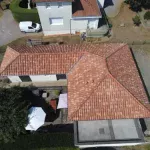 Vue aérienne d'une toiture en tuiles neuve réalisée par DGC Couverture sur une maison résidentielle à Limoges.