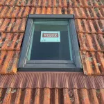 Remplacement d'une fenêtre Velux sur une toiture en tuiles anciennes réalisé par DGC Couverture à Limoges.