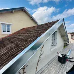 Remplacement des rives en zinc sur une toiture à Limoges par DGC Couverture.