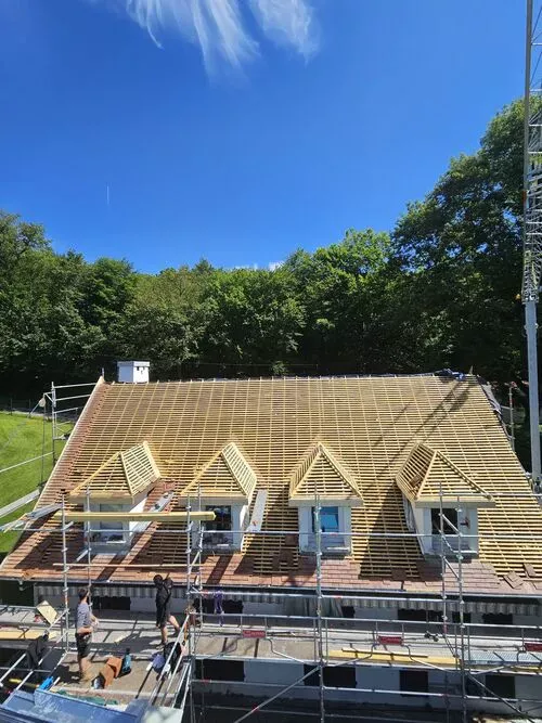 Chantier en cours de rénovation de toiture en tuiles