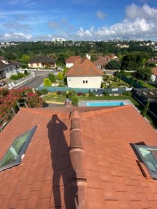 Couvreur Limoges travaillant sur une toiture traditionnelle.