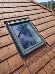 Fenêtre de toit Velux neuve posée sur toiture en tuiles terre cuite à Limoges, avec raccords d’étanchéité et bavette plissée.