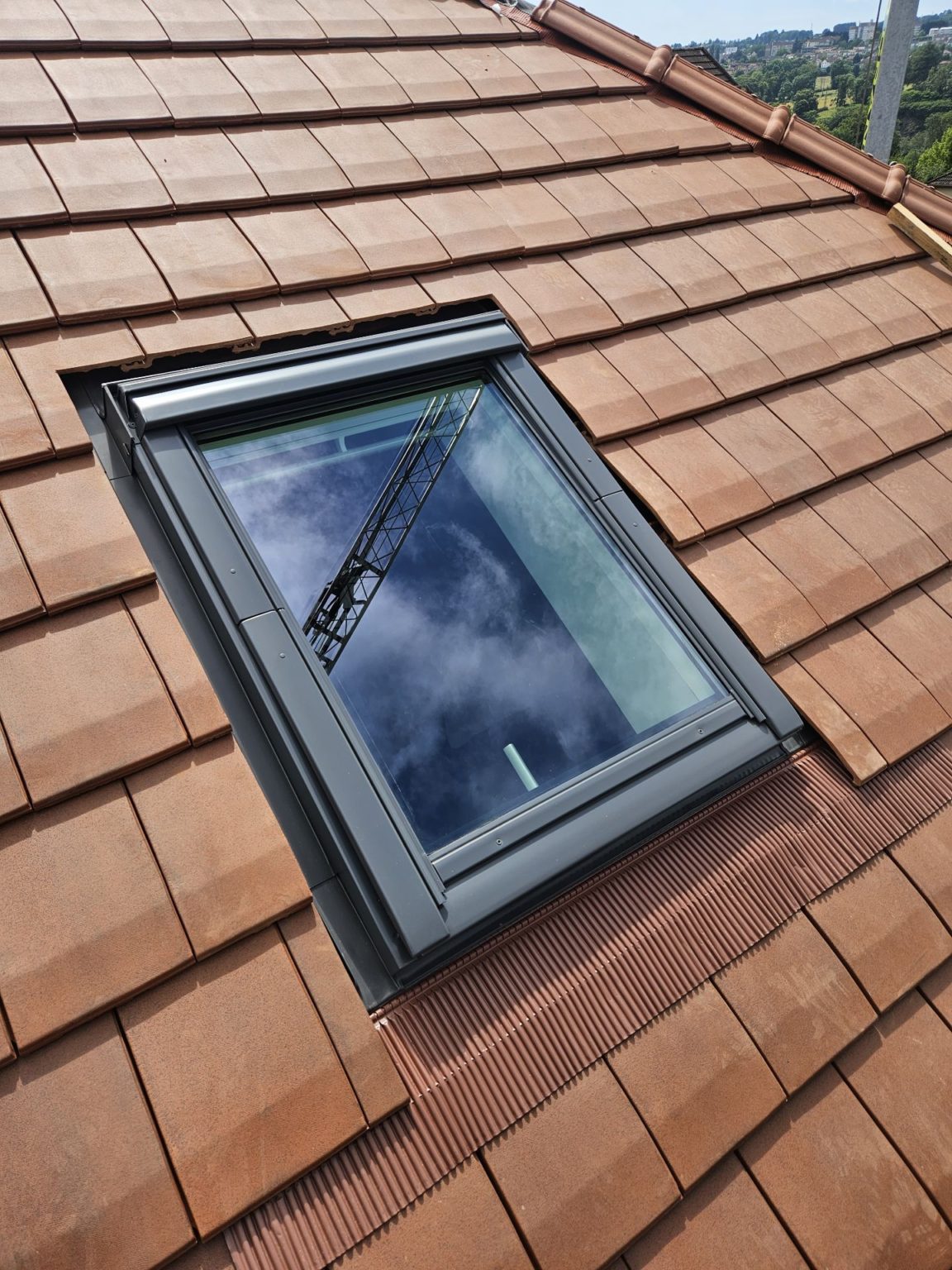 Pose d'un Velux sur une toiture sur la commue de Limoges