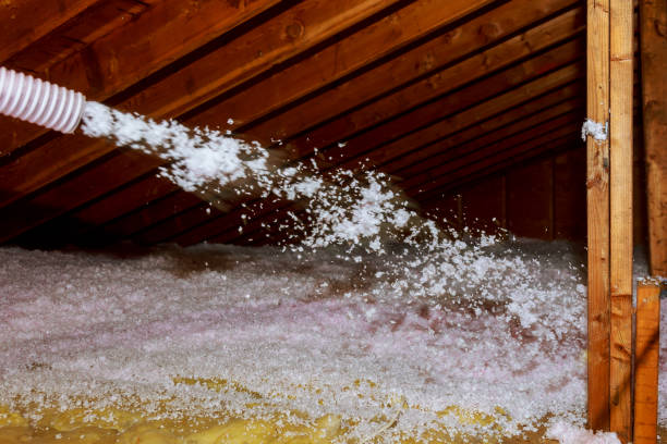 Soufflage d’isolant en vrac dans des combles perdus à Limoges (ouate de cellulose / laine minérale) - DGC Couverture