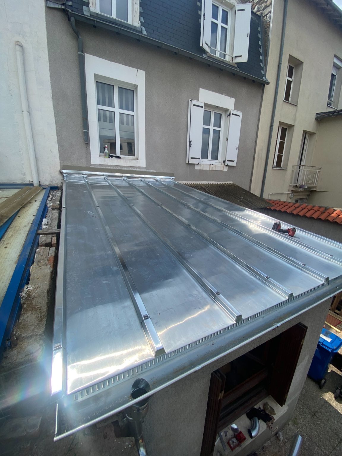 Travaux de couverture en zinc réalisés par un couvreur à Limoges sur une extension de maison.