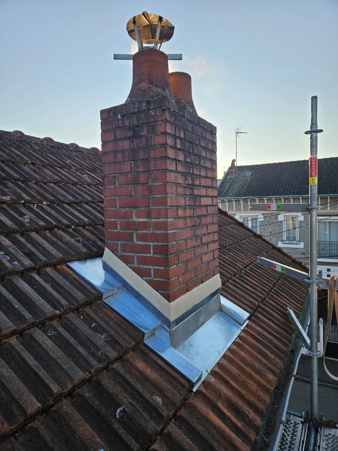 Nouvel entourage de cheminée en zinc avec solins neufs et bavettes étanches