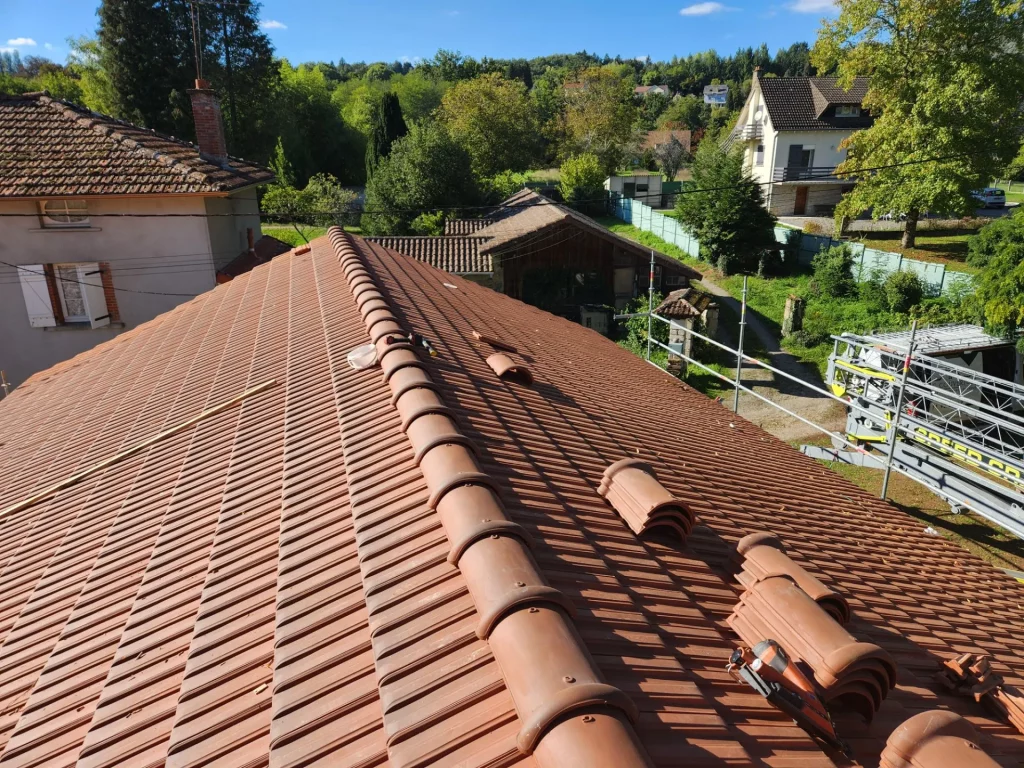 Toiture en tuiles neuves installée après rénovation de charpente à Saint-Priest-Taurion en Haute-Vienne