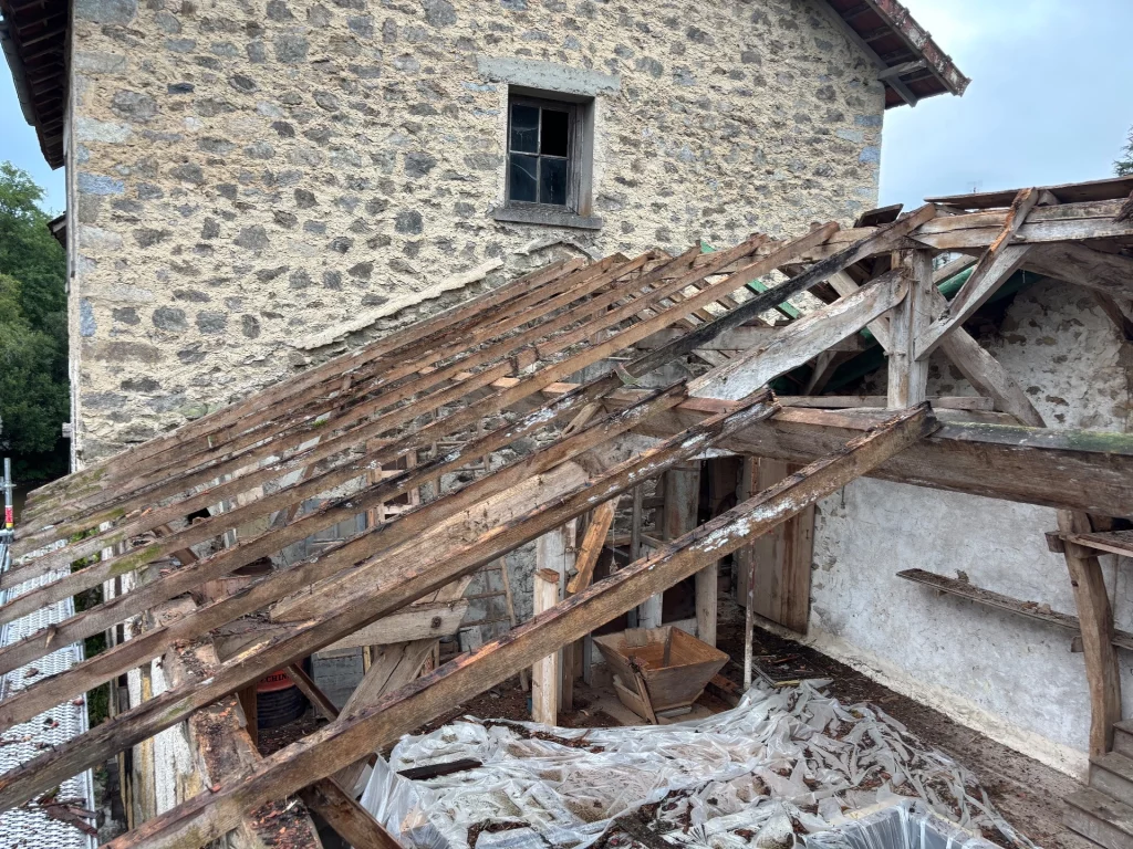 Dépose des tuiles et des bois de charpente défectueux lors d’une rénovation de toiture à Saint-Priest-Taurion en Haute-Vienne