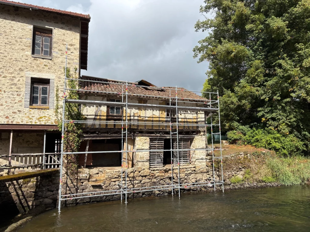 Échafaudage installé au-dessus du Taurion pour chantier de rénovation de toiture à Saint-Priest-Taurion en Haute-Vienne