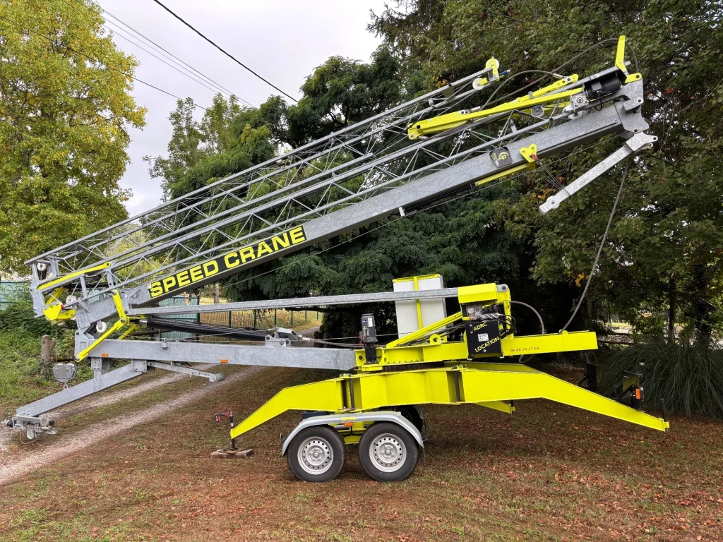 Grue à tour mobile utilisée pour la rénovation de toiture et la manutention des tuiles à Saint-Priest-Taurion en Haute-Vienne
