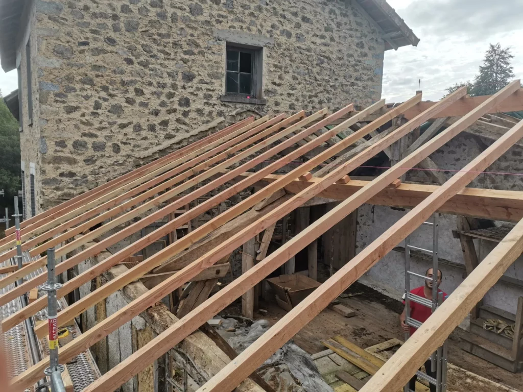 Installation des nouveaux bois de charpente lors d’une rénovation de toiture à Saint-Priest-Taurion en Haute-Vienne