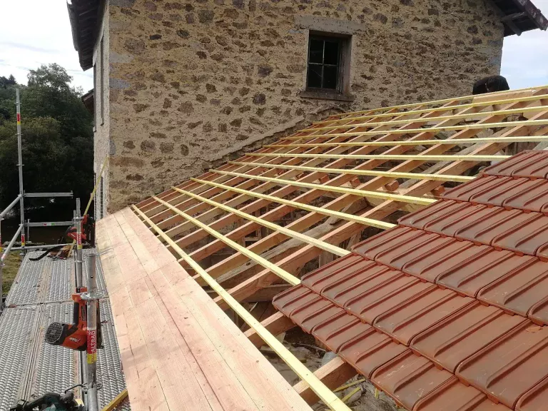 Rénovation de toiture avec pose de charpente bois et liteaux avant installation des tuiles à Saint-Priest-Taurion en Haute-Vienne