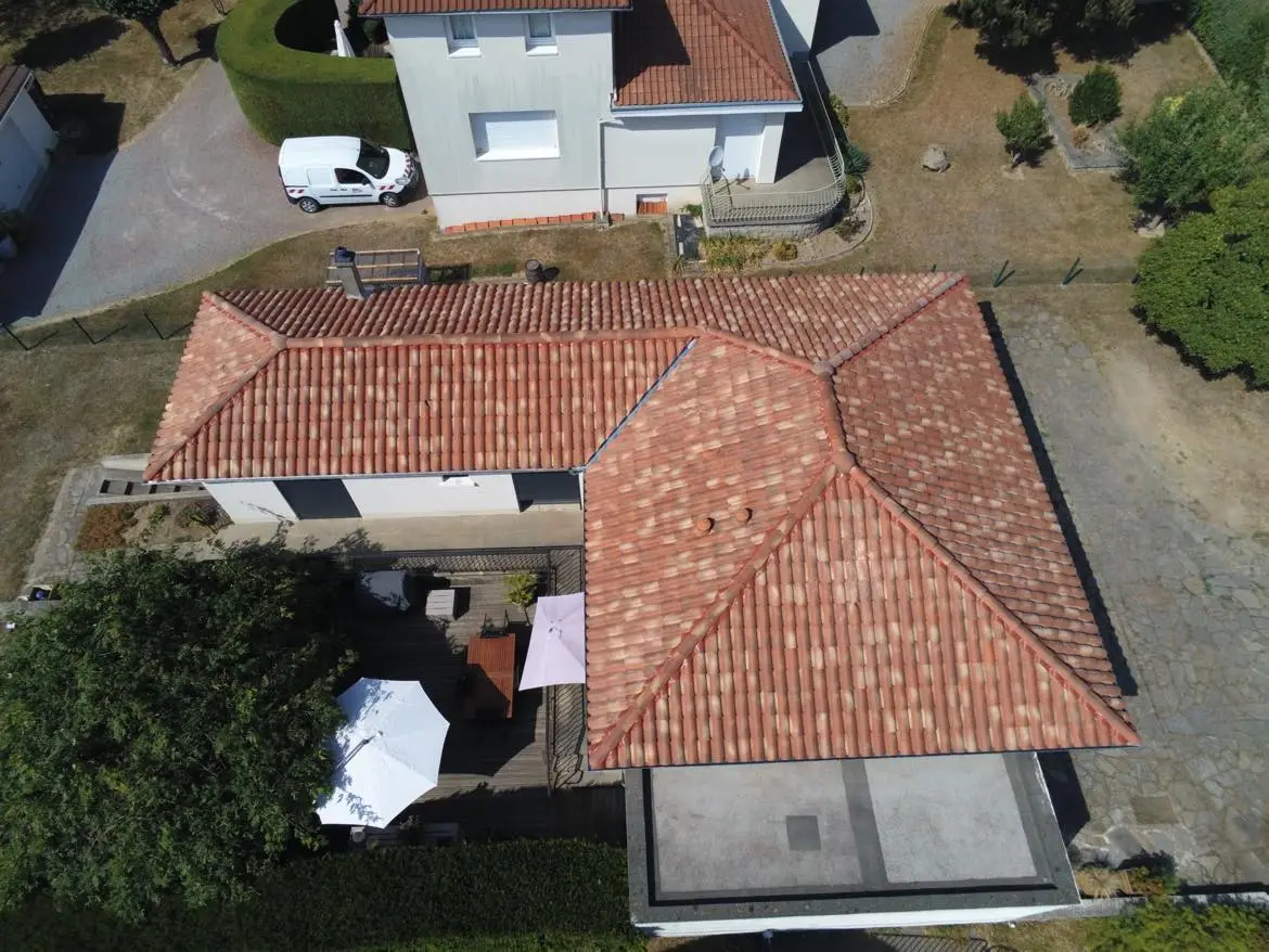 Toiture en tuiles rénovée au Palais-sur-Vienne, vue aérienne après travaux avec couverture et finitions soignées.