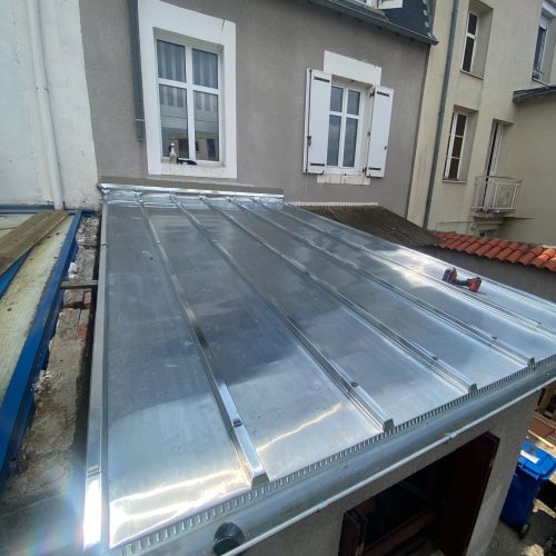 Travaux de couverture en zinc réalisés par un couvreur à Limoges sur une extension de maison.