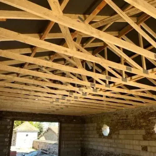 Pose d'une nouvelle charpente en bois et couverture par DGC Couverture dans une maison en rénovation à Limoges.