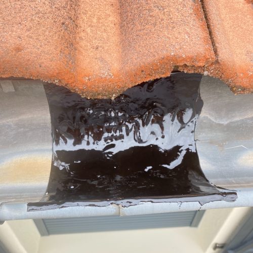 Réparation de gouttière en zinc avec goudron d’étanchéité à Limoges