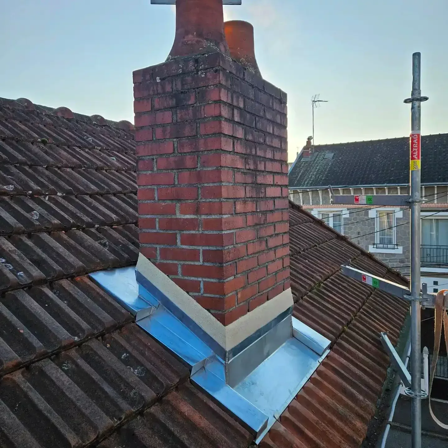 Entourage de cheminée en zinc après intervention DGC Couverture